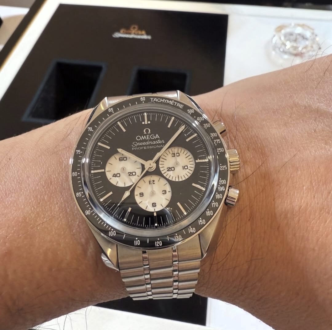 Omega Speedmaster Moonwatch Black and White (2026)